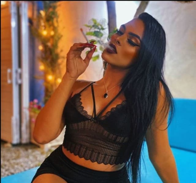 MARIA TATUADA 23ANOS❤VAMOS FUMAR?BEIJAR NA BOCA E RELAXAR? undefined